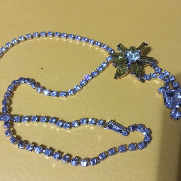 Vintage emerald green coloured rhinestone jewellery set- screw on earrings - Picture 9 of 10